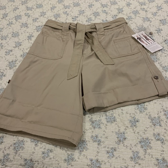White Stag Convertible Shorts NEW Sz 6 Women’s Khaki Mid thigh or Bermuda style - Picture 7 of 11